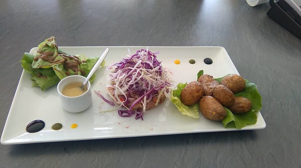 Tartare de thon lit de choux pommes grenailles sauce vierge