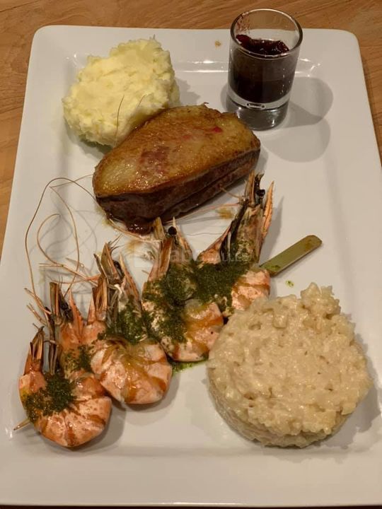 Terre et mer Brochette de gambas, filet de canette