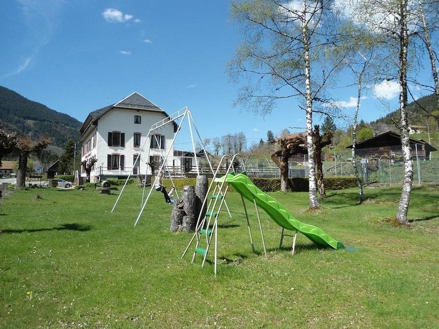 Le jardin avec aire d'enfants