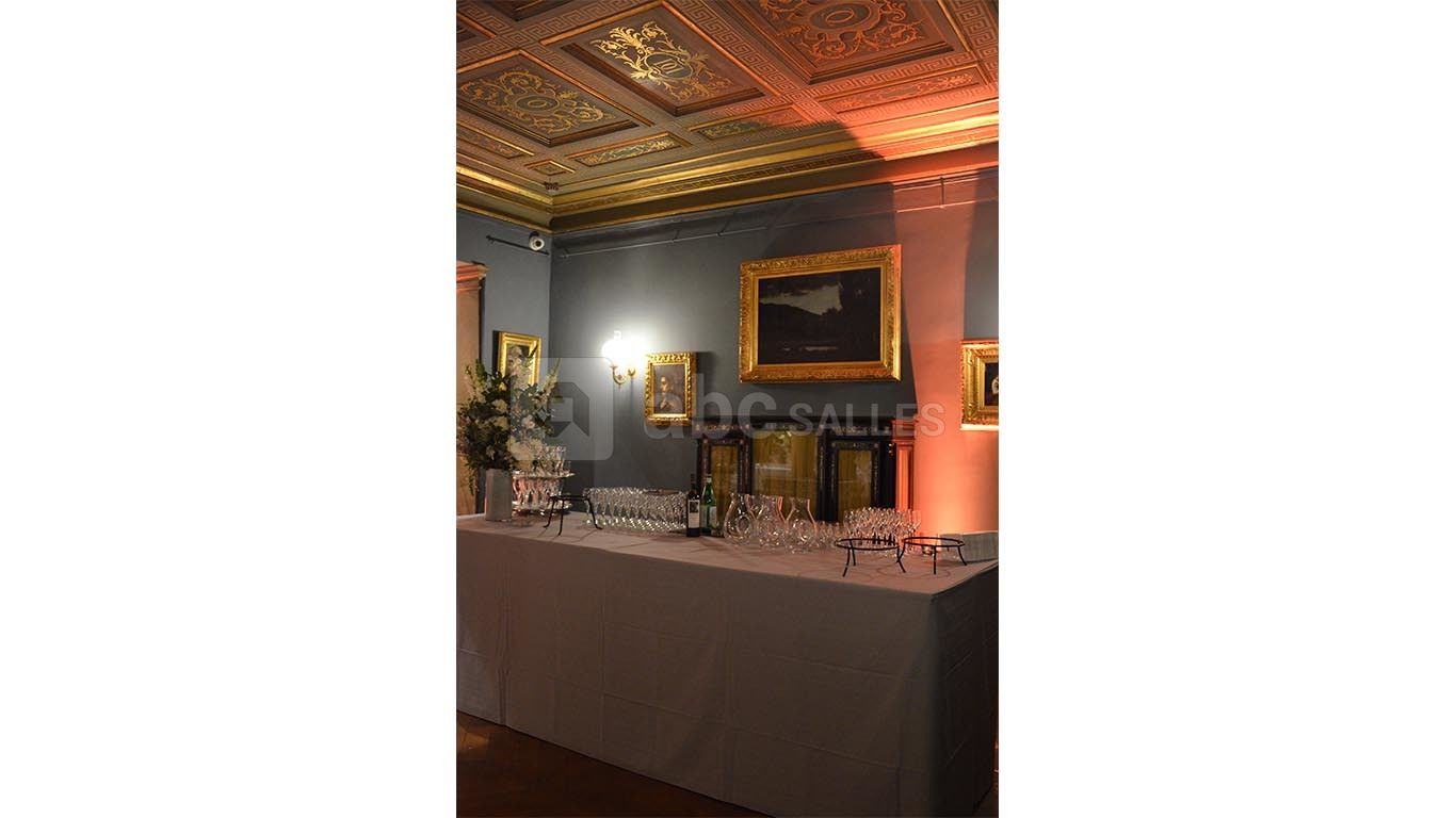Buffet dans le salon aux colonnes