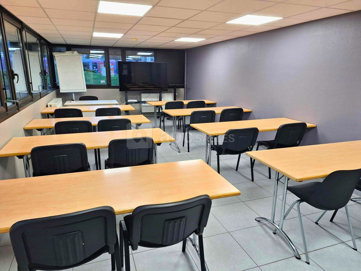 Salle de 35m² avec écran