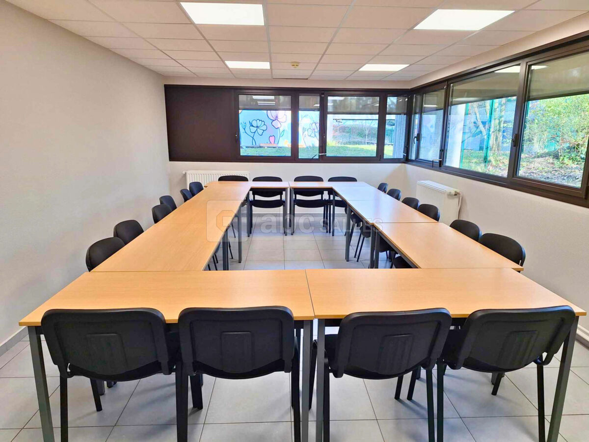 Salle de 31 m² avec écran
