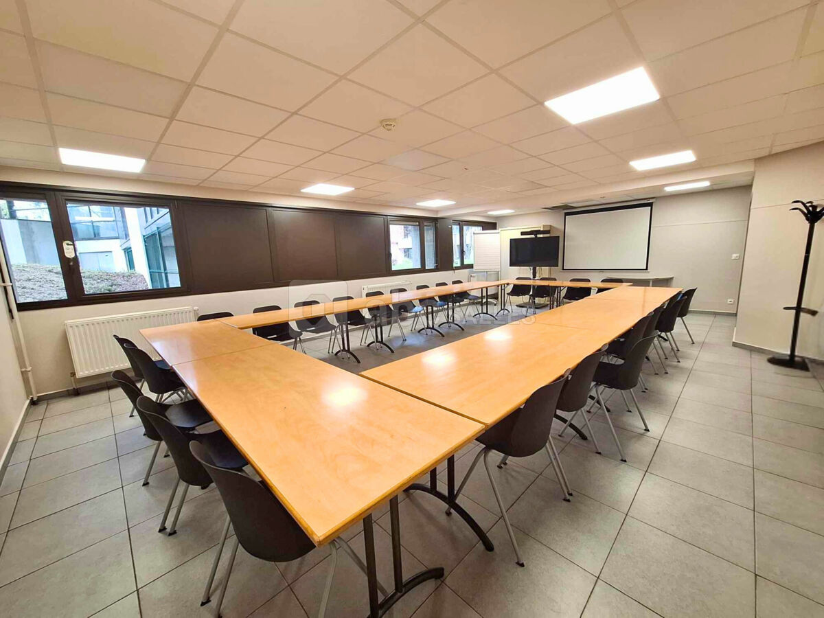 Salle de 66m² avec écran