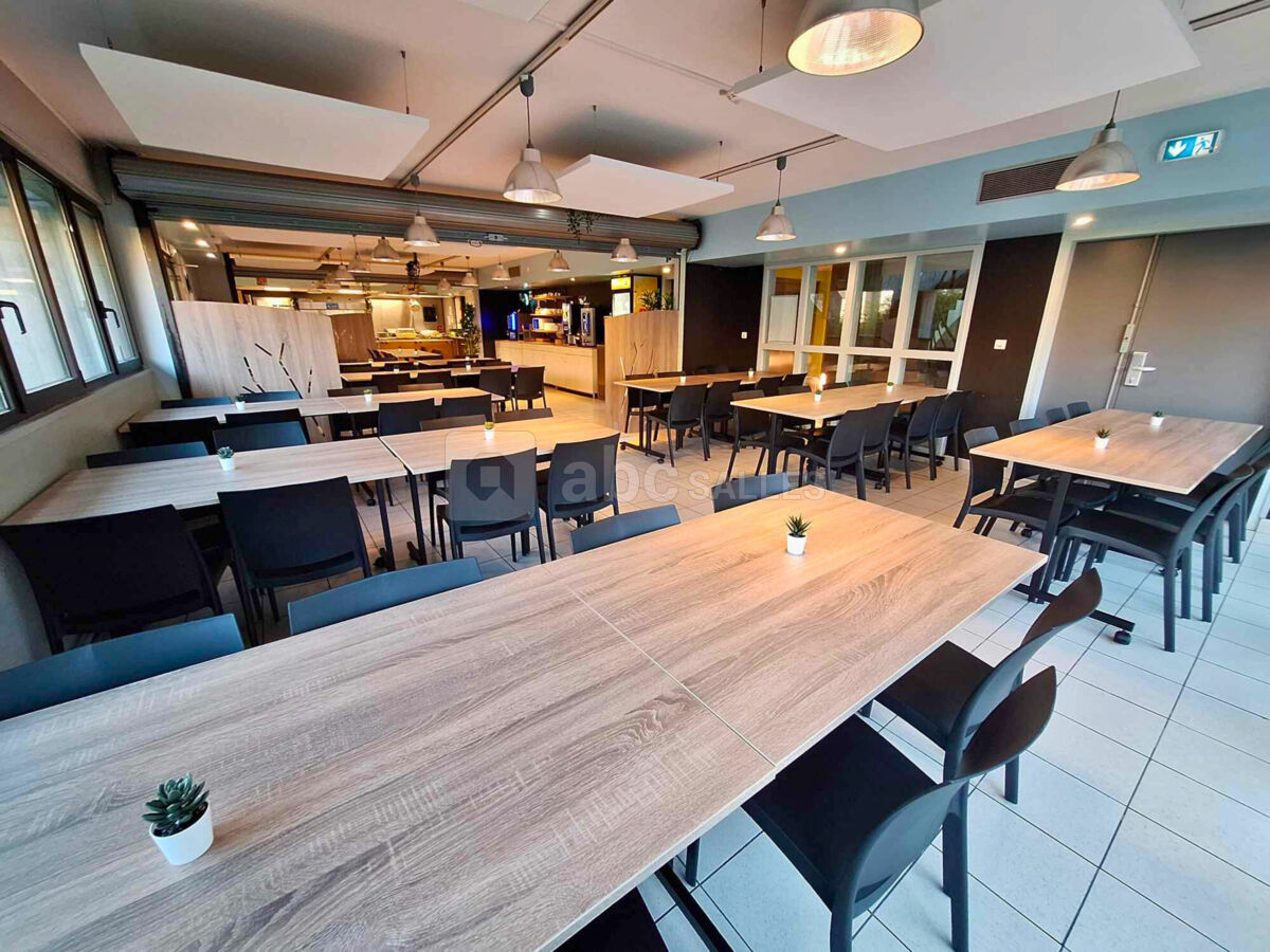 Cafeteria de 80 personnes