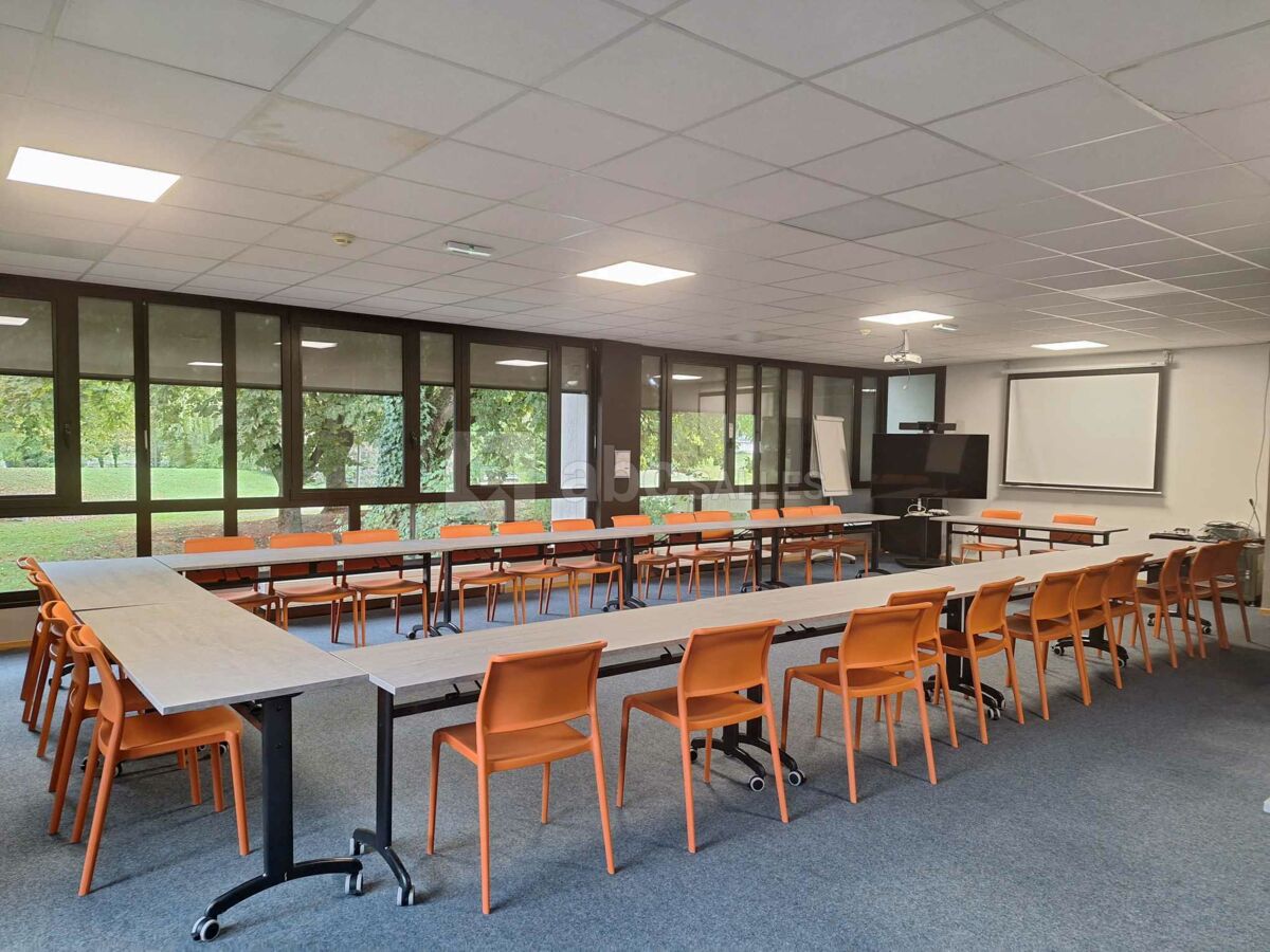 Salle de conférence de 80m² avec écran