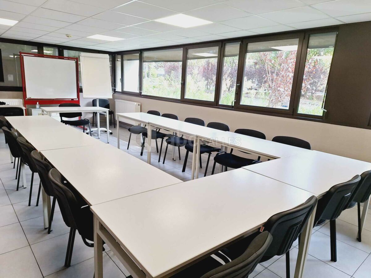 Salle de 33m² avec écran
