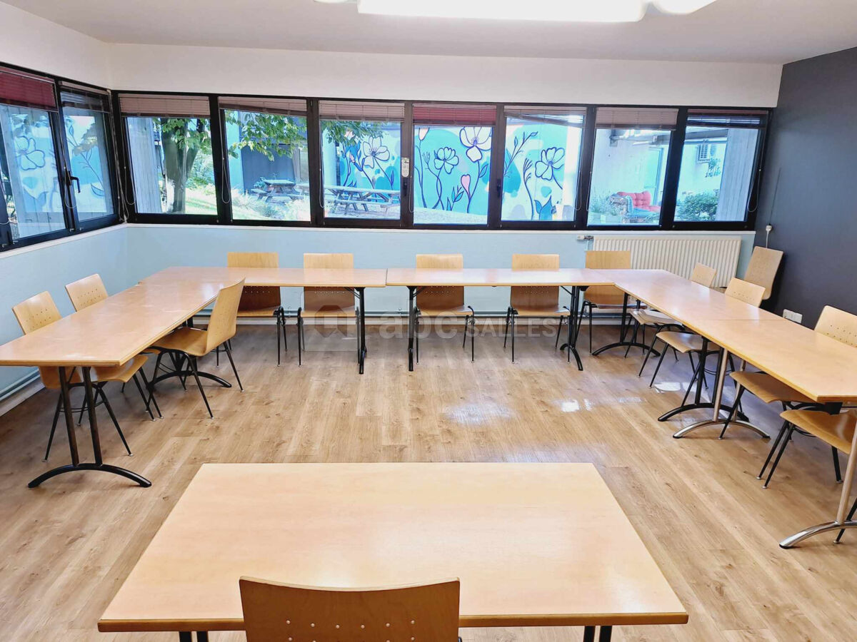 Salle de réunion de 39m² avec écran