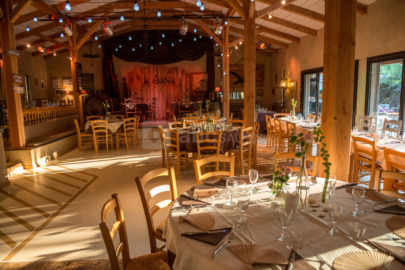 Salle du restaurant et scène