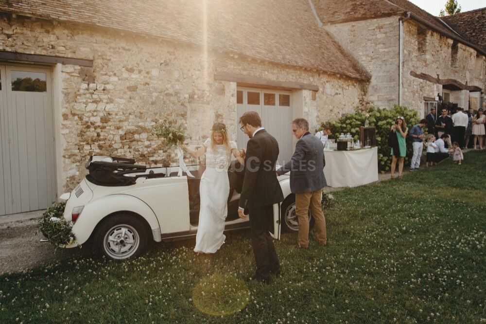 Arrivée en voiture ancienne