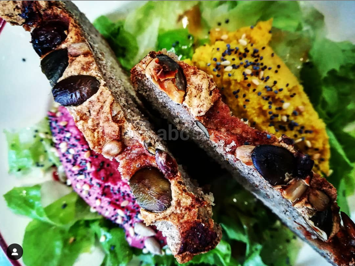 Duo de houmous et pain sans gluten fait maison