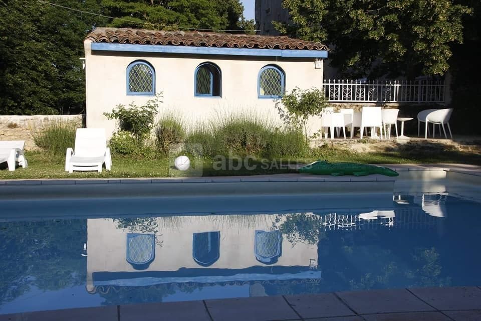 Piscine dans le cloitre
