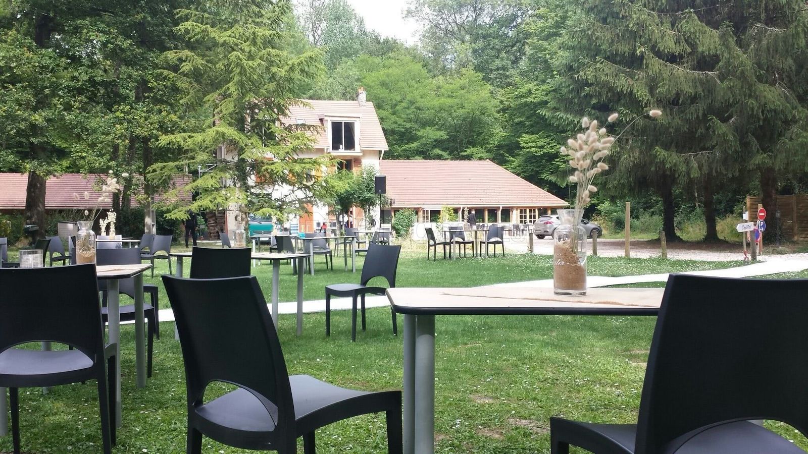 Repas dans le jardin