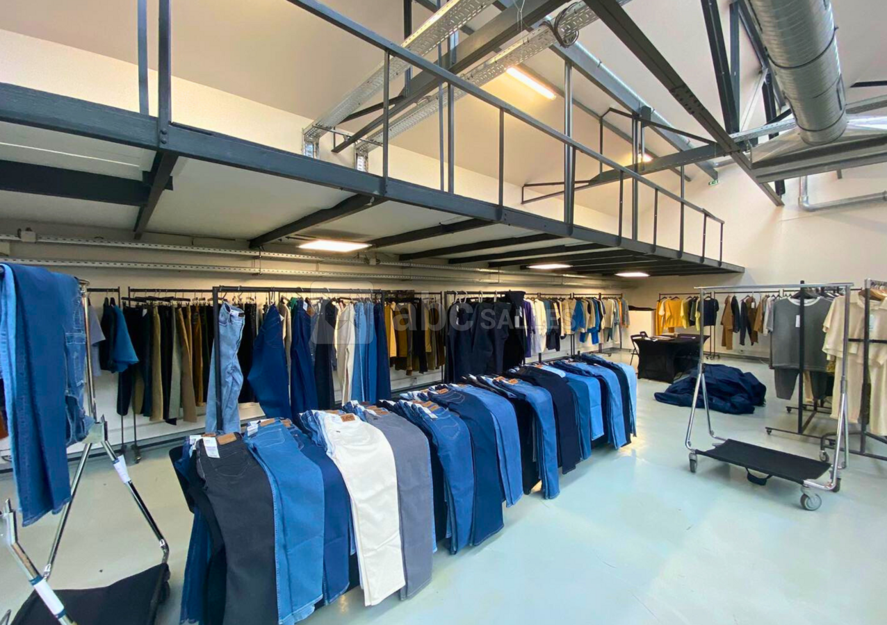 Showroom de vêtement à la Verrière