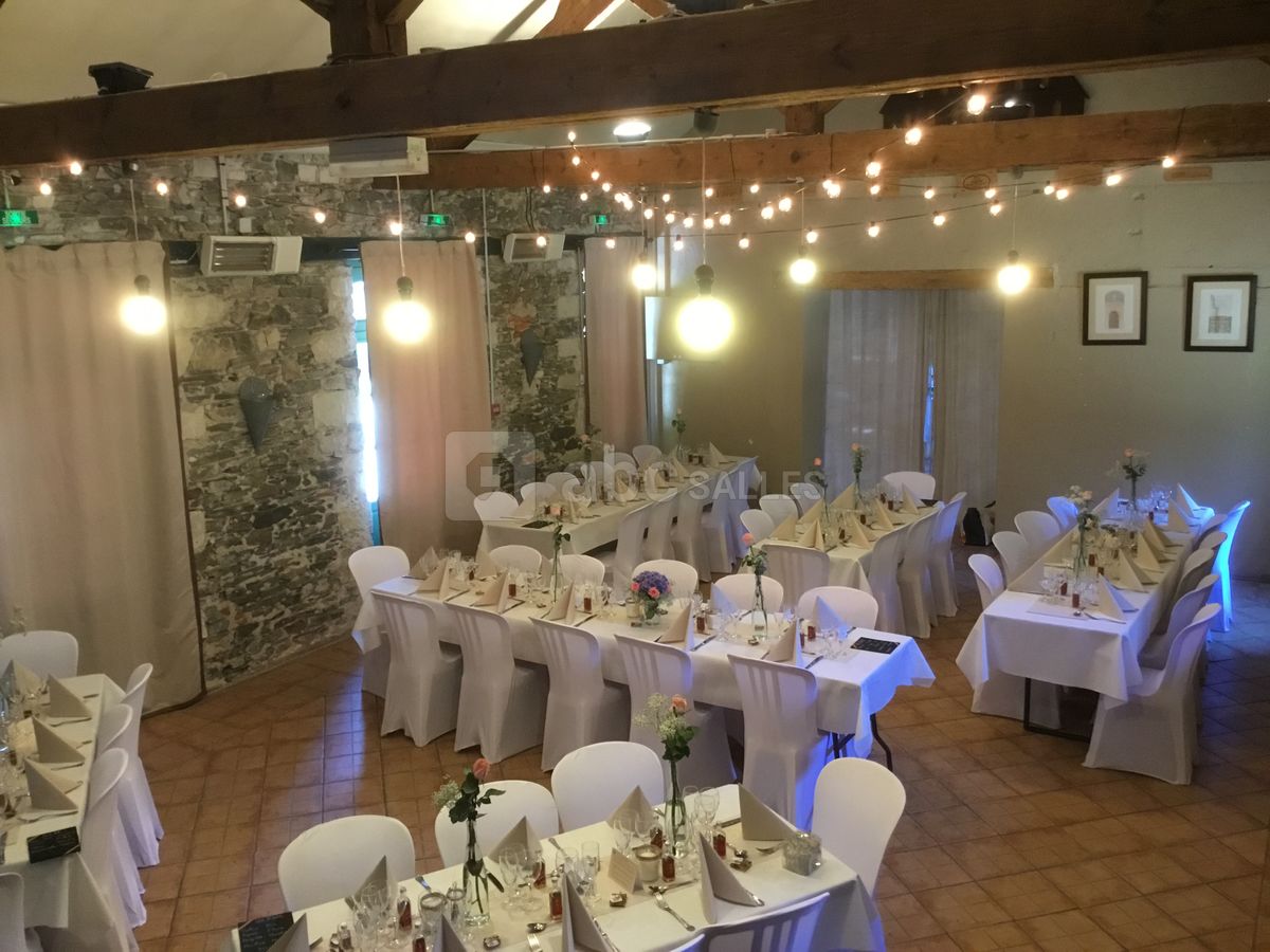 Diner sois les guirlandes de lumières