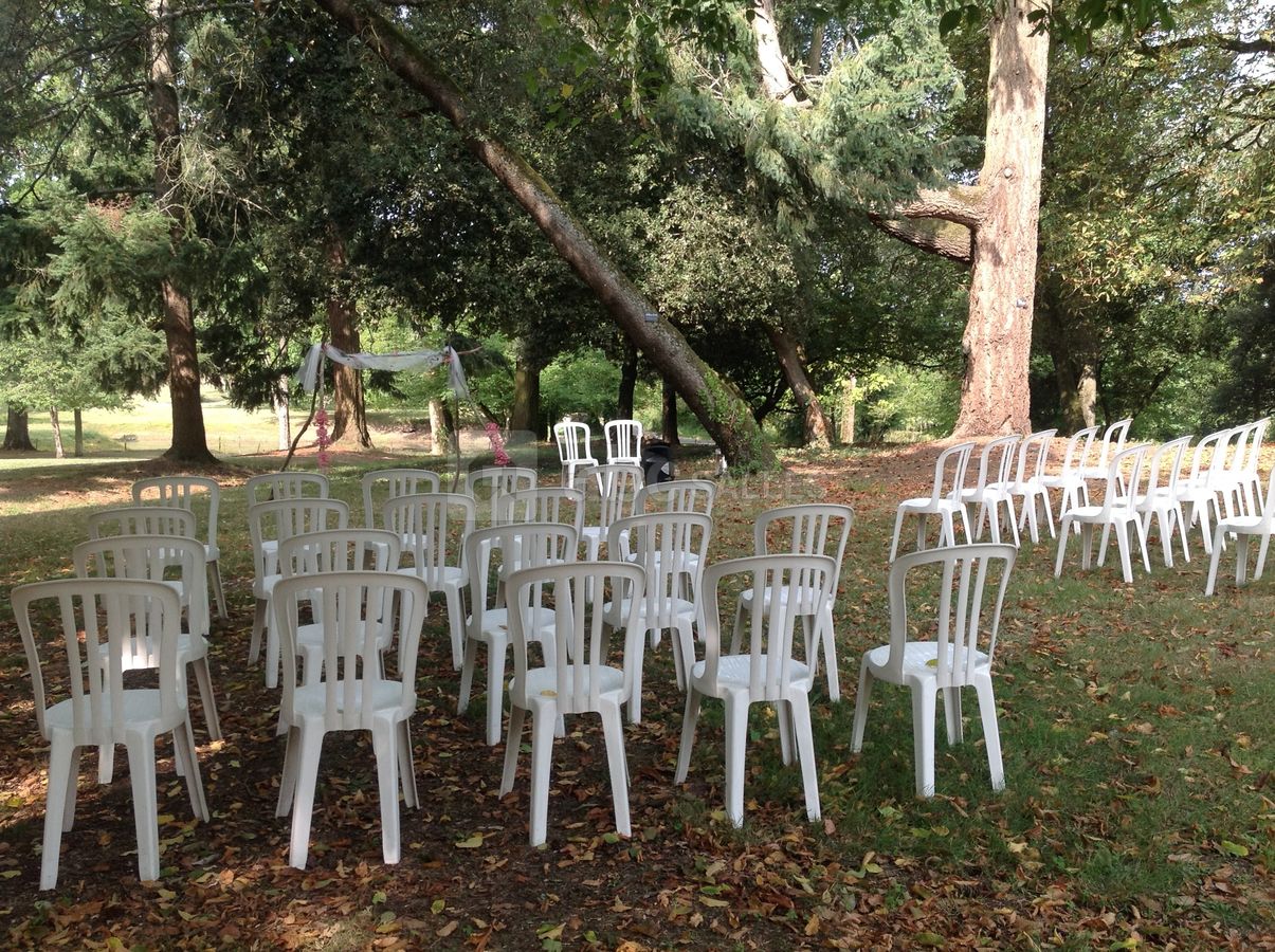 Cérémonie laique à l’ombre des arbres du parc