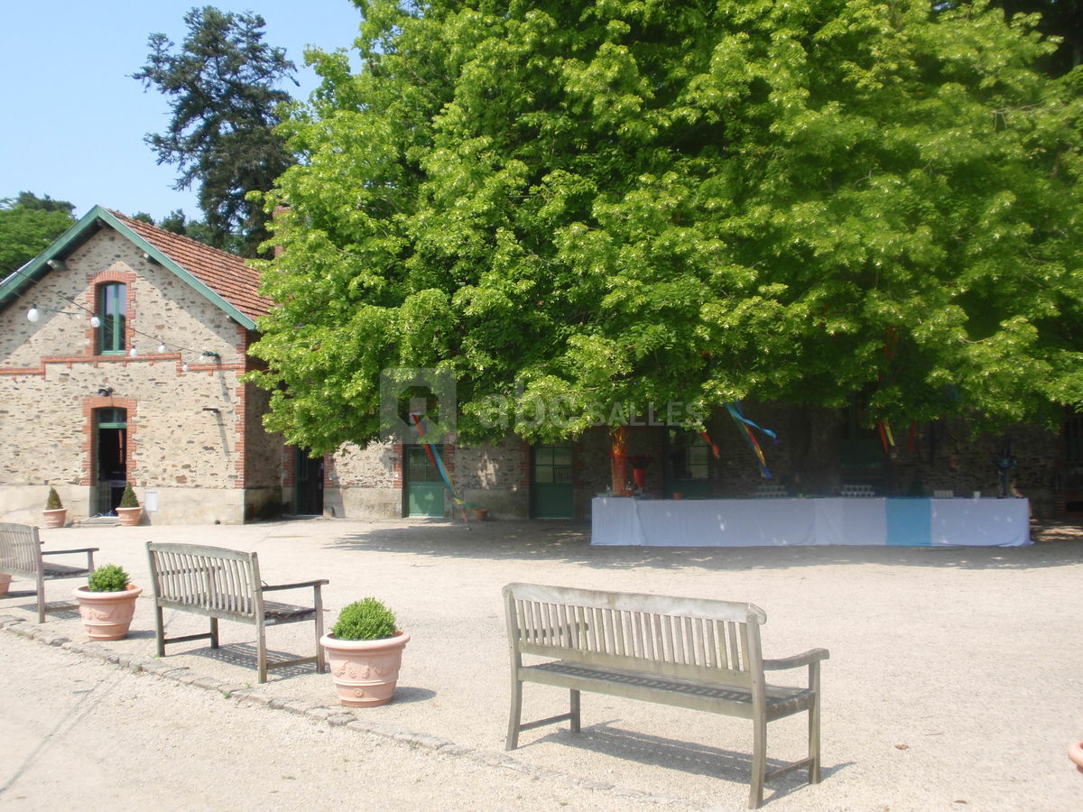 Une vaste terrasse ombragee