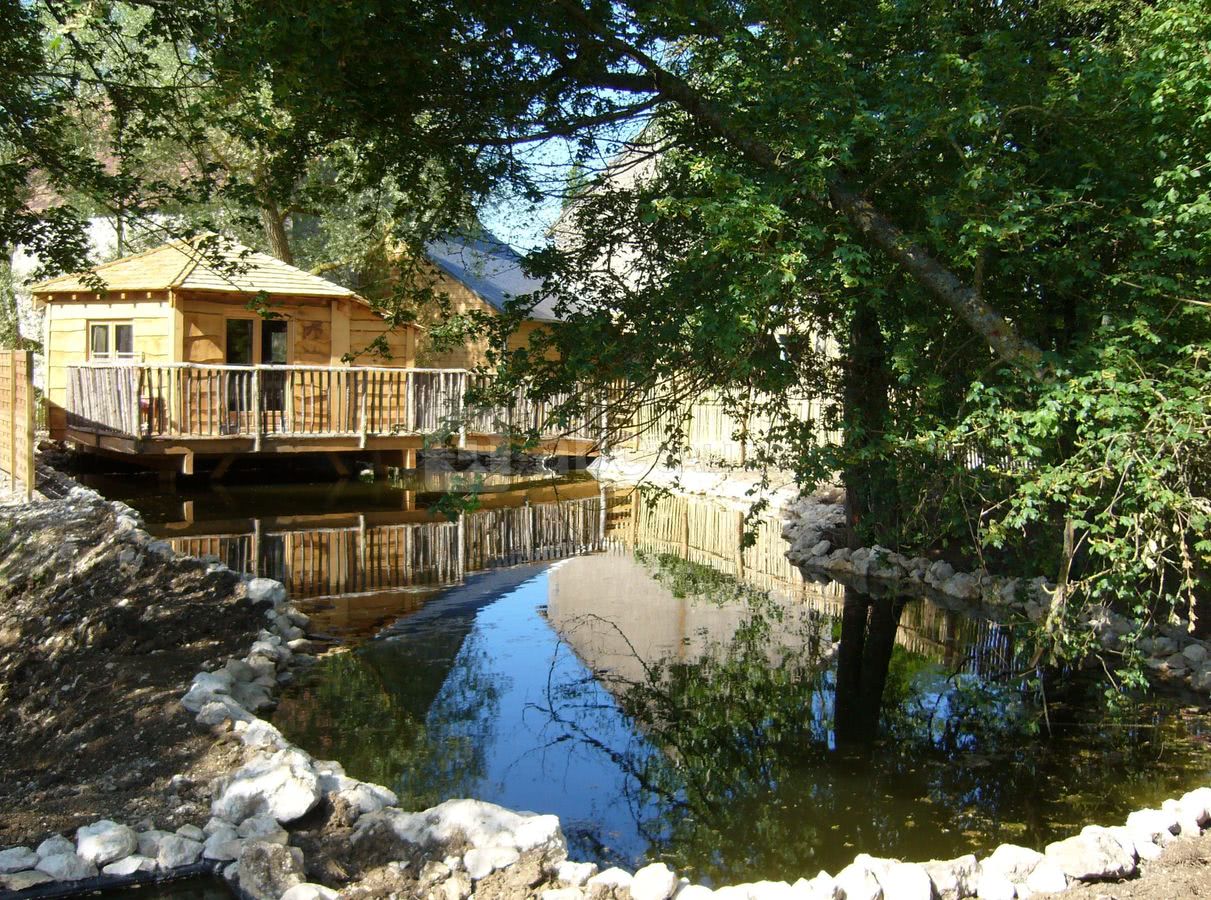 Cabane & mare naturelle