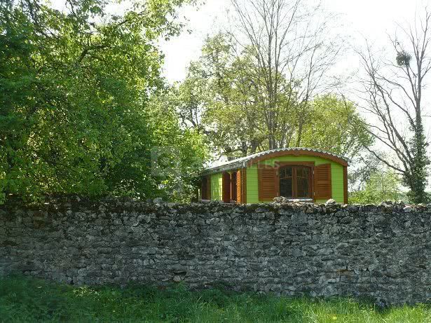 Roulotte dans le verger
