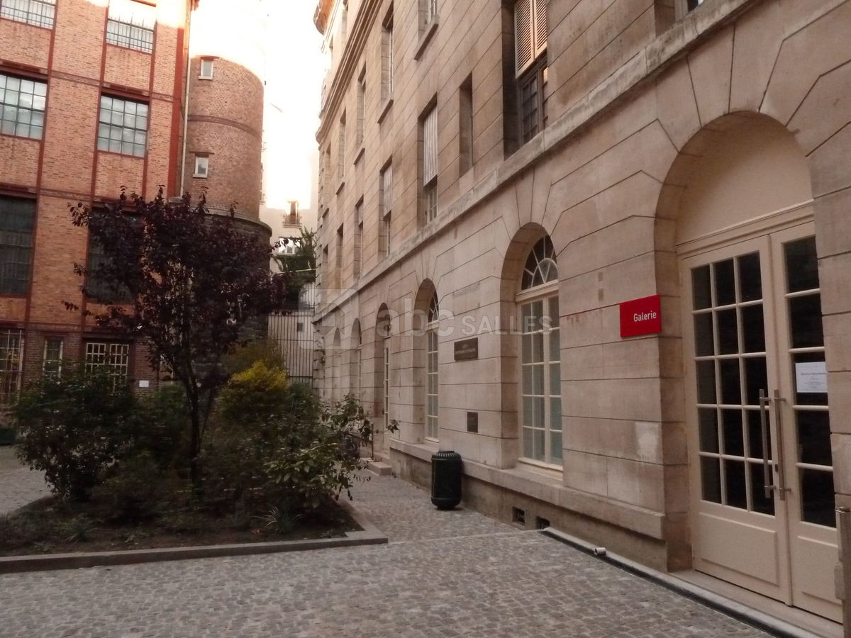 Cour devant la galerie