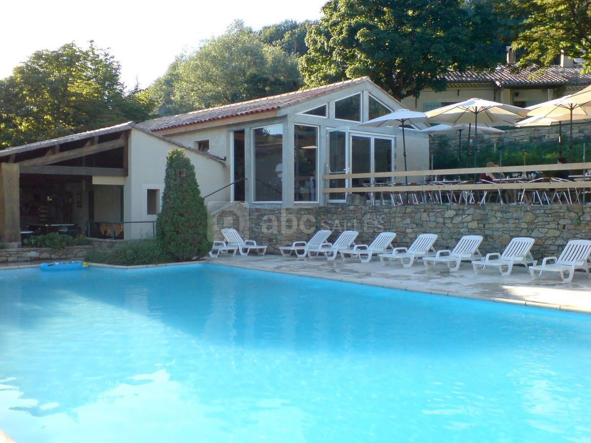 Vue de la piscine sur la salle de réception et sa terrasse