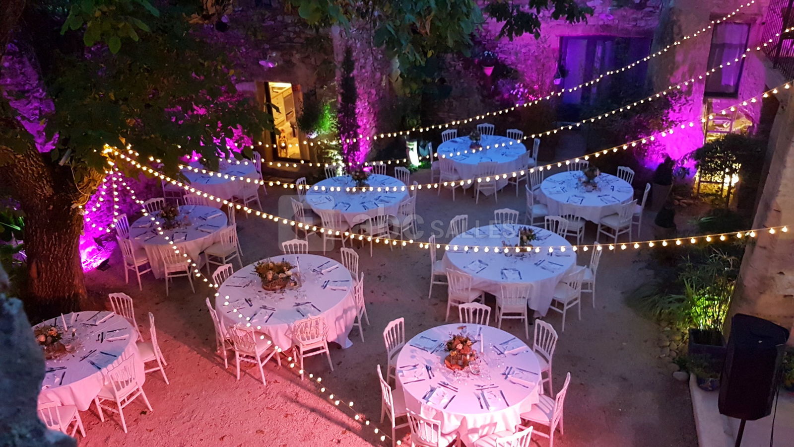 Repas dans la cour férmée (capacité ~90 personnes assises avec partie piste de danse)