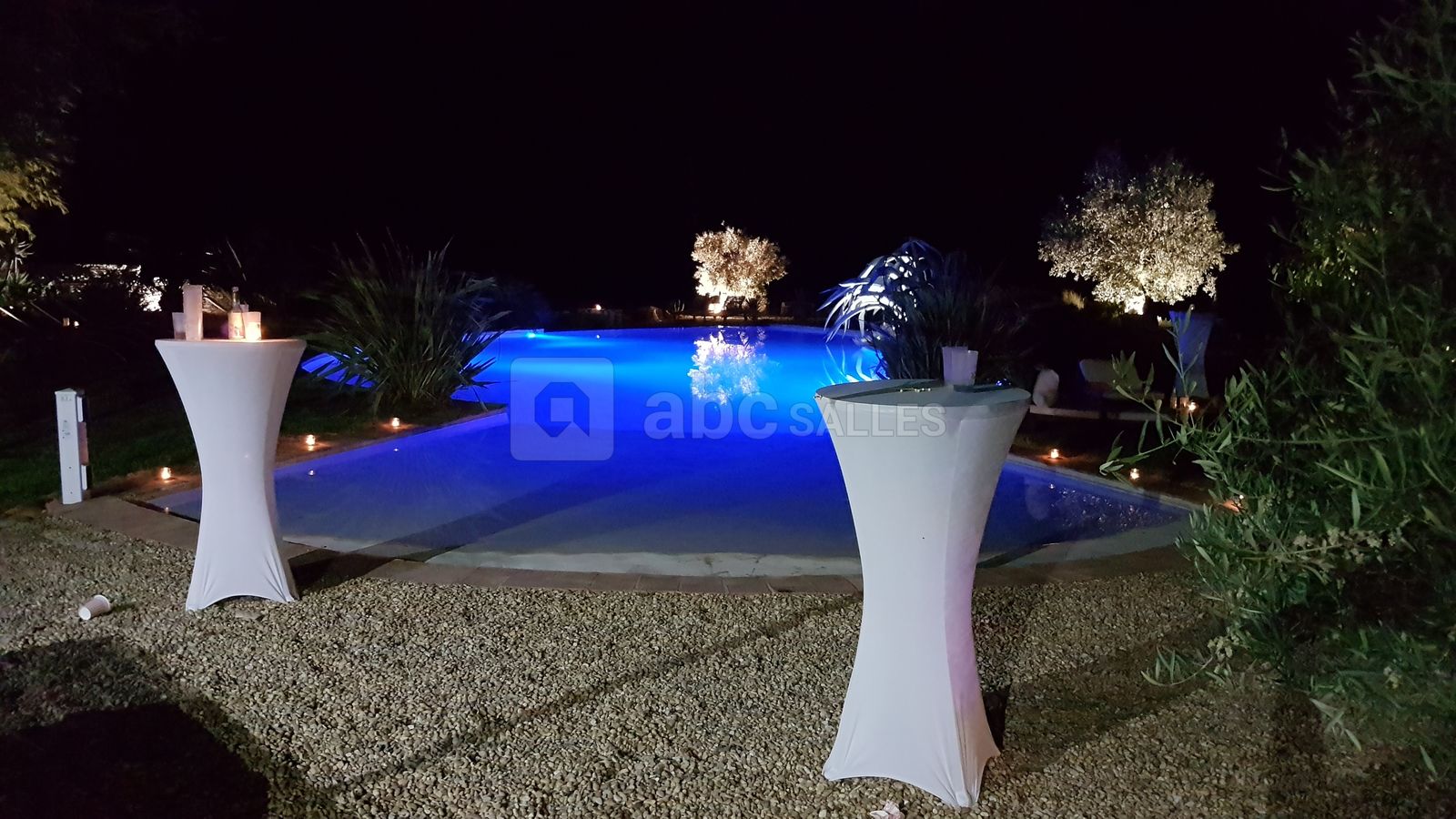 Espaces piscines éclairés en couleur