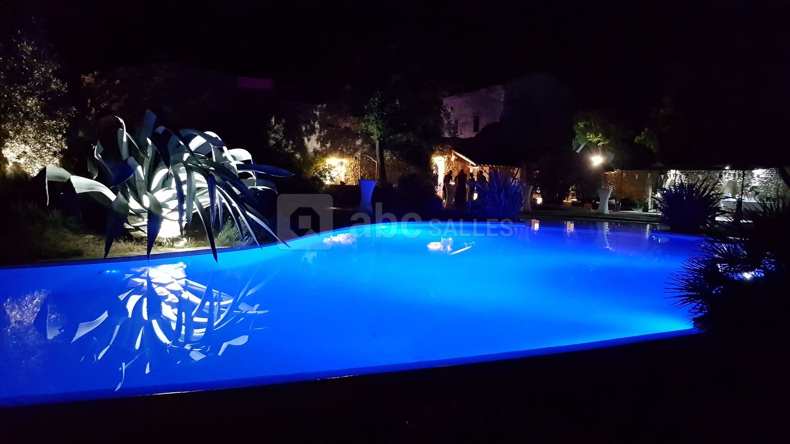Espaces piscines éclairés en couleur
