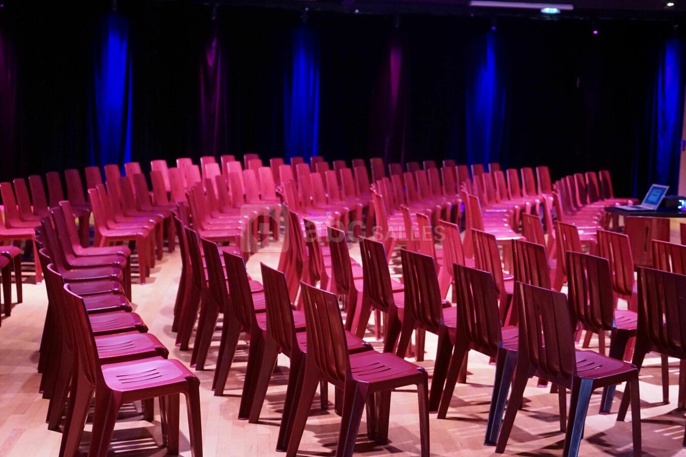En conférence