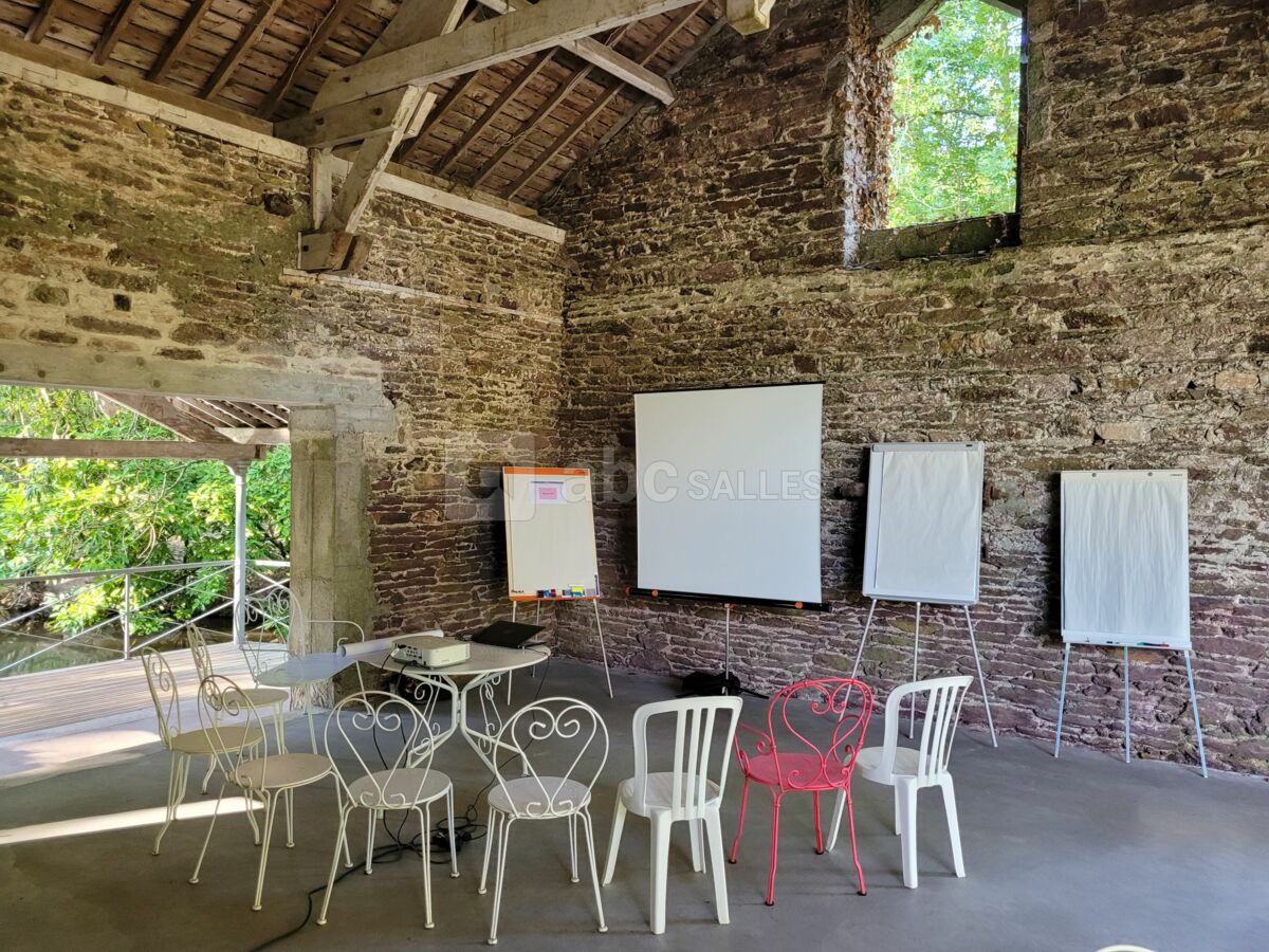 Réunion sous le lavoir