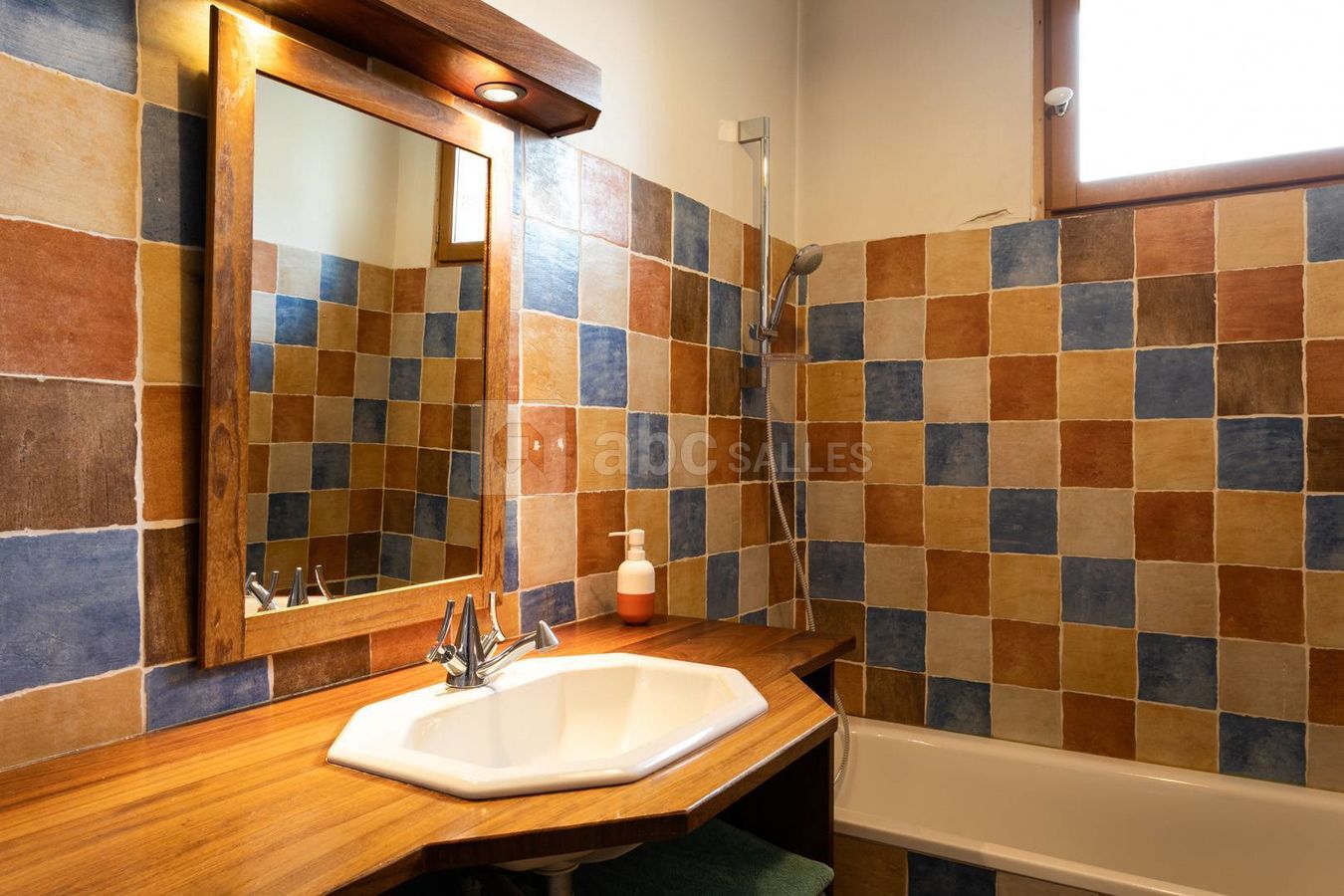 Salle de bain avec baignoire