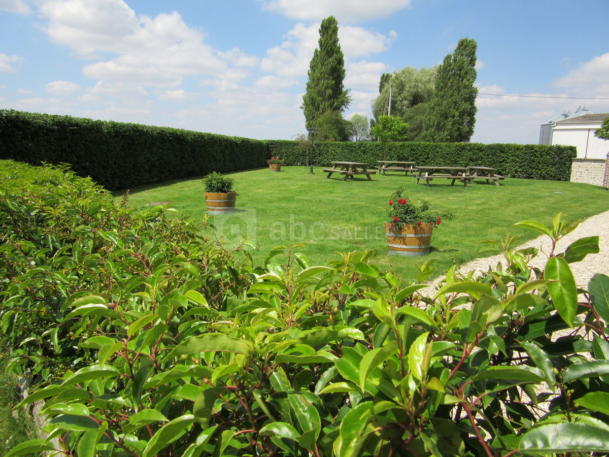 Jardin derrière la salle