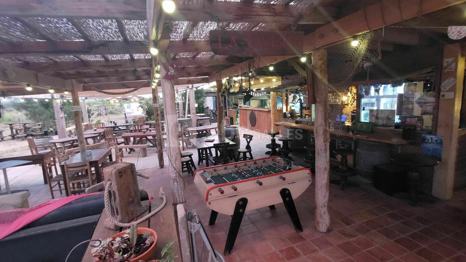 Devant le bar