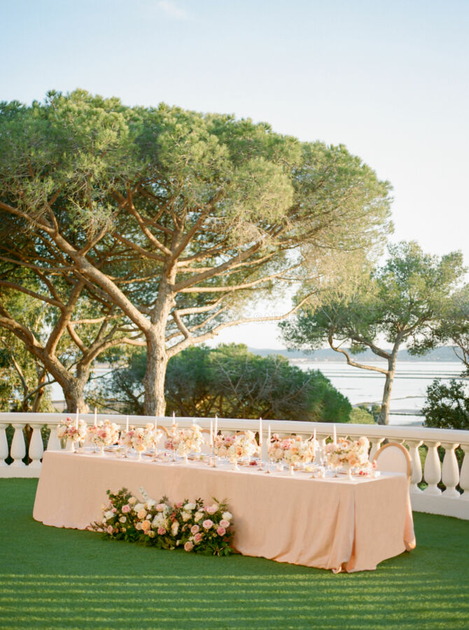 Table d'honneur en terrasse principale