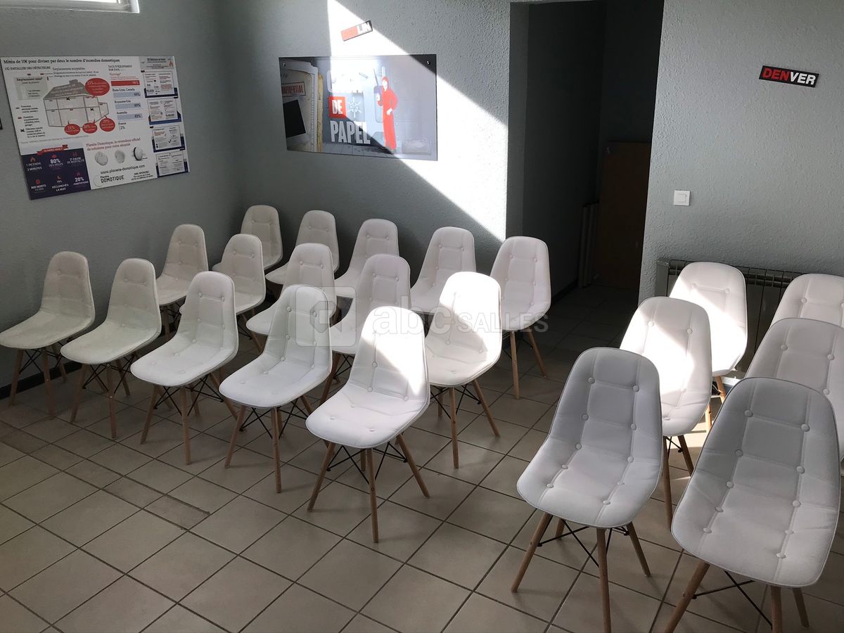 Salle de réunion en mode conférence