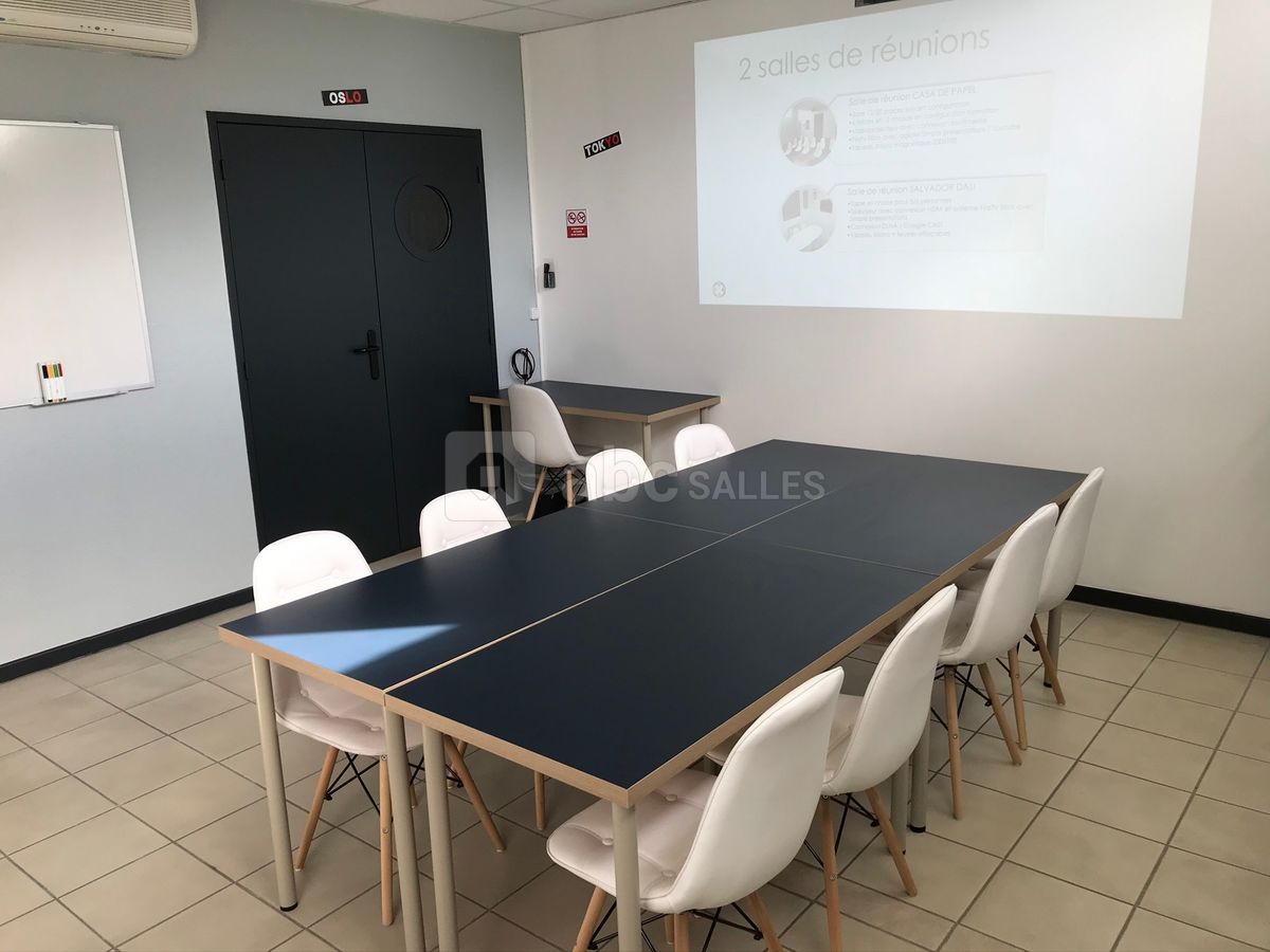 Salle de réunion en mode table standard