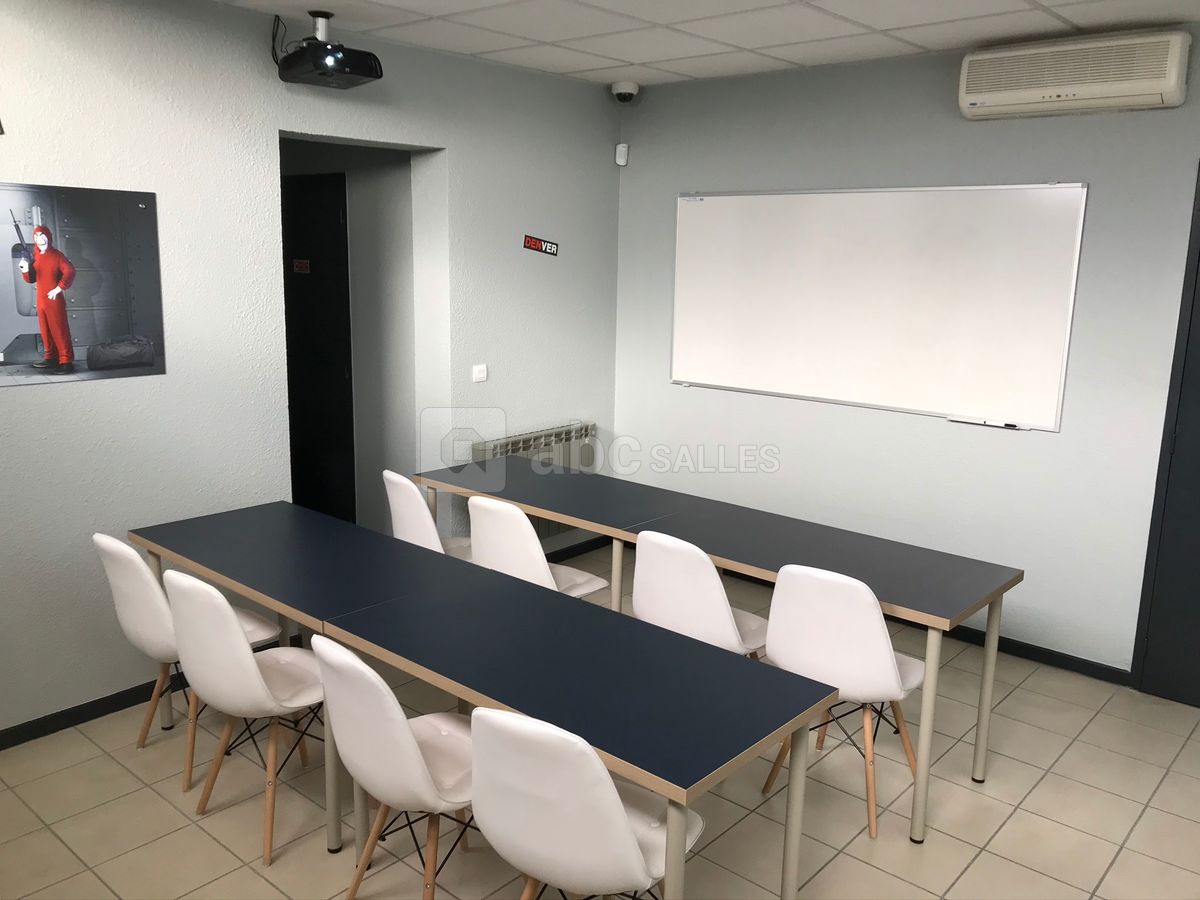 Salle de réunion en mode salle de classe