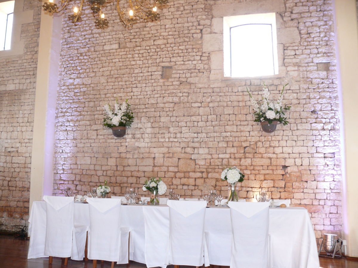 La table d'honneur - mobilier et housses de chaises fournit