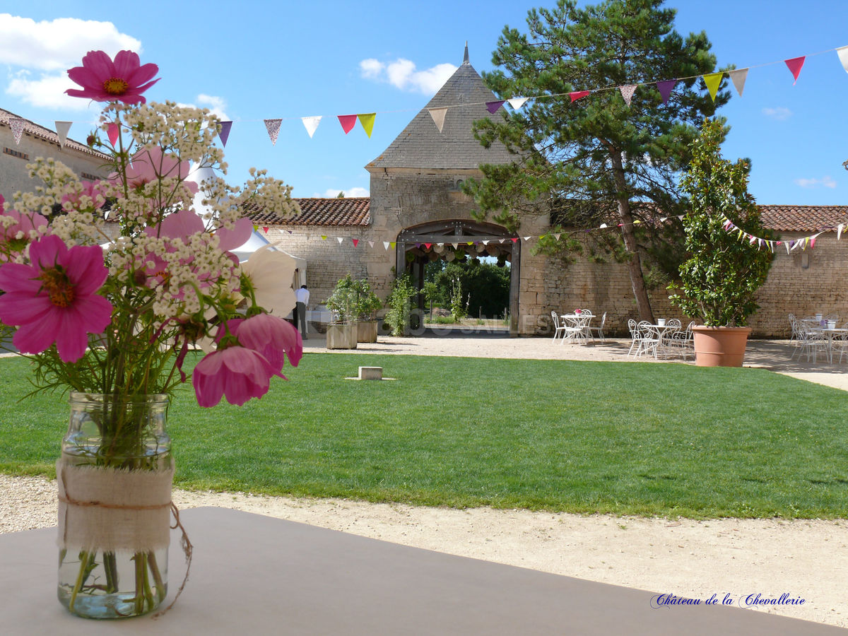 Bouquet champêtre et fanions pour un mariage à la campagne