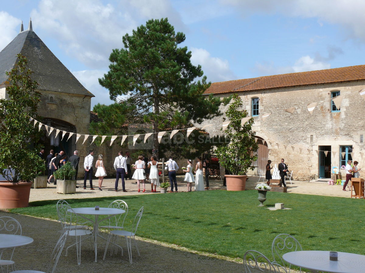 Arrivée des invités dans une cour décorée