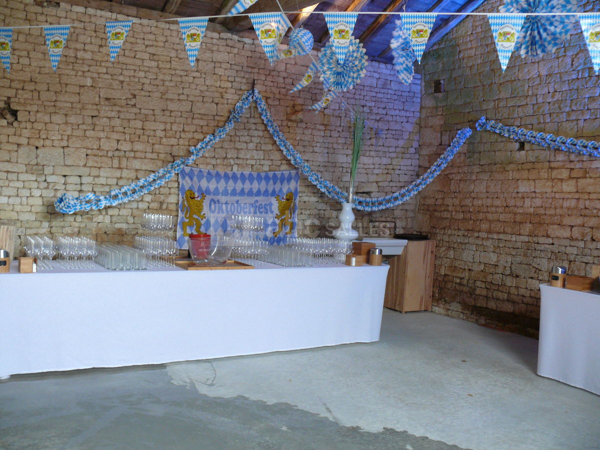 Bar : pompe à bière, soupe angevine, mojito géant, ....