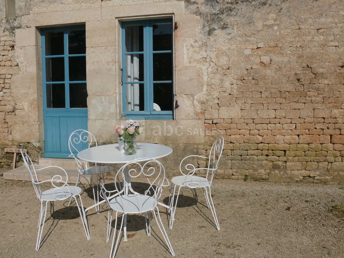 Tables de jardin et bouquets de fleurs naturelles