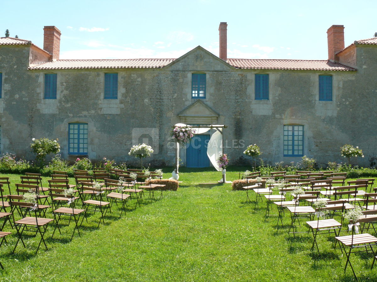 Cérémonie dans le jardin et arche décoré par notre fleuriste