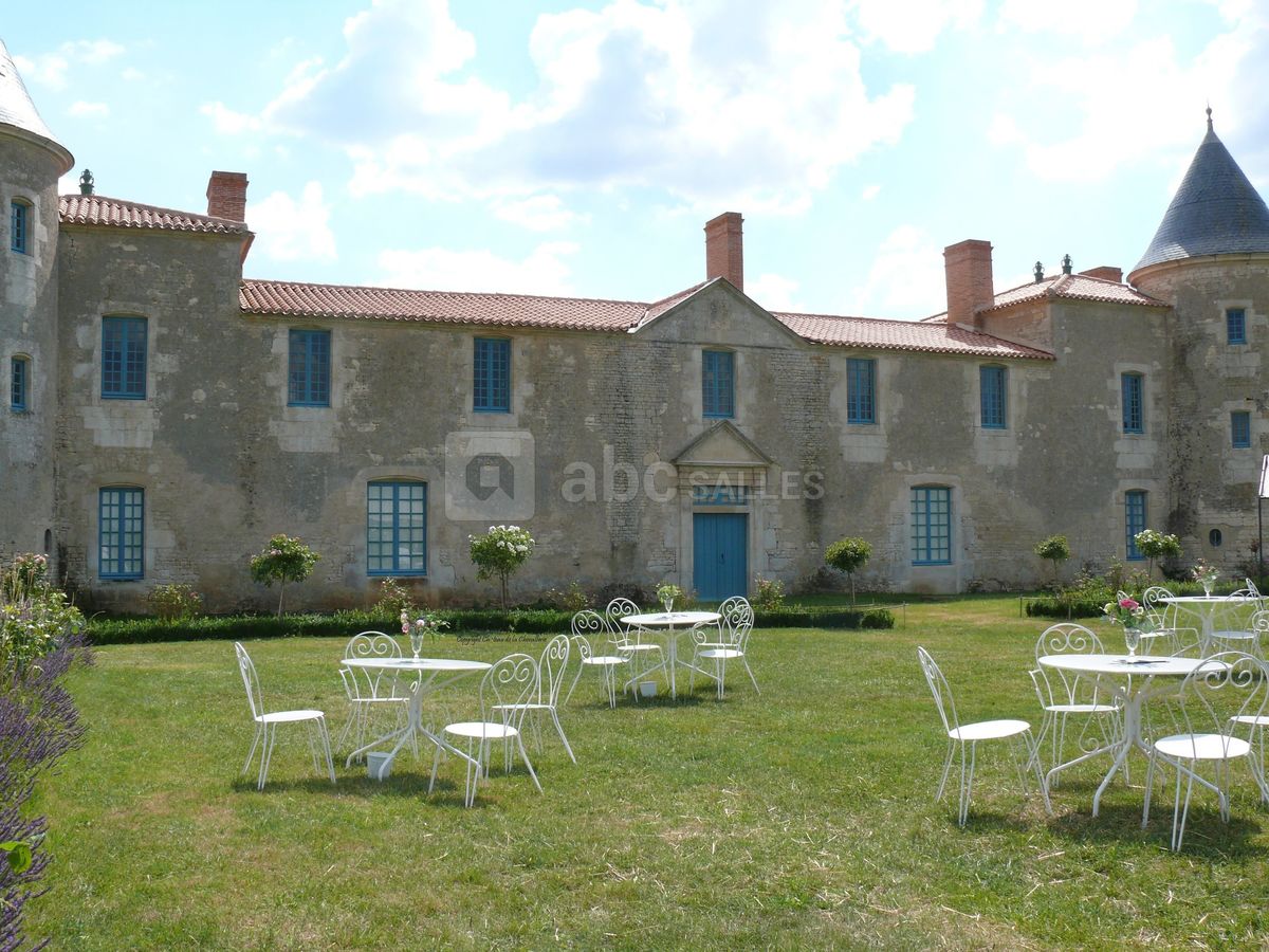Un cocktail raffiné : tables de jardin et bouquet de fleurs