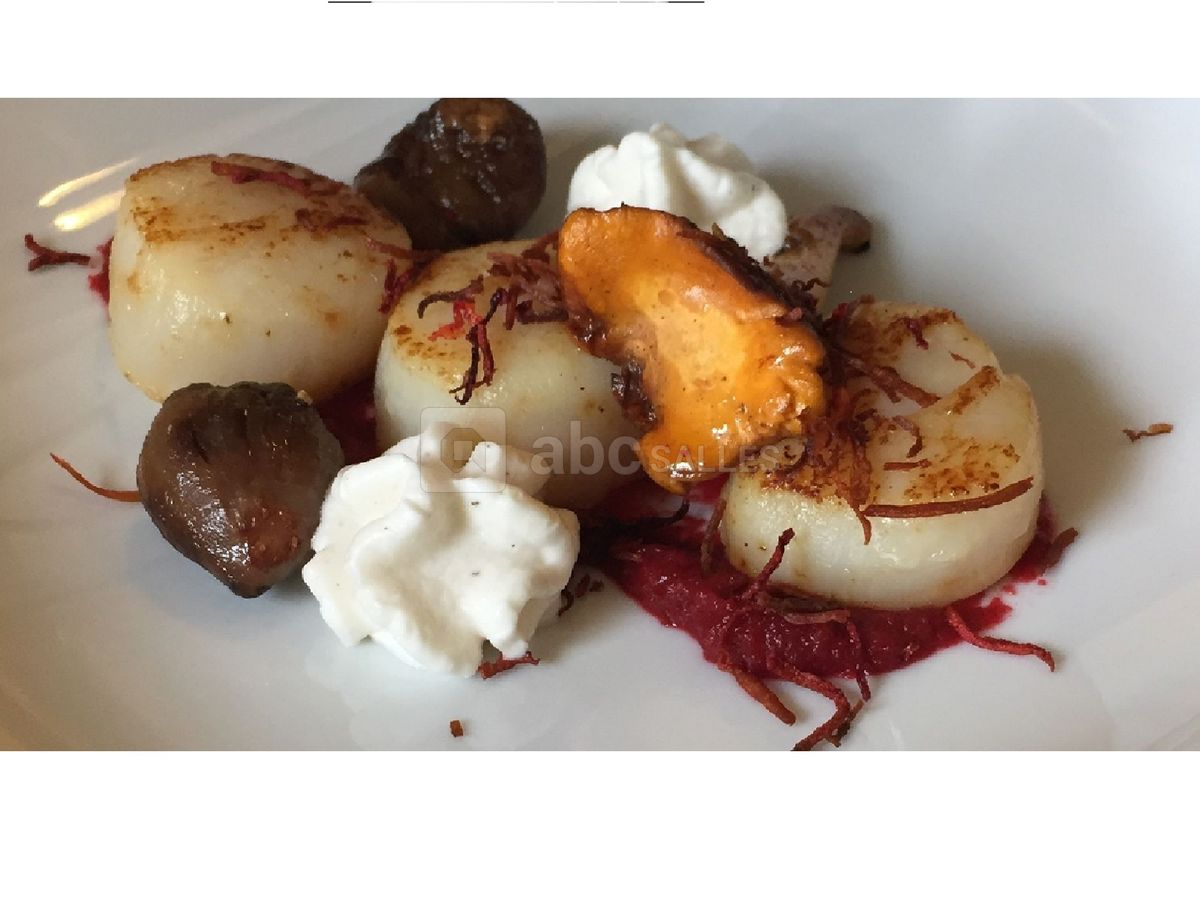 Noix de saint Jacques à la crème de bettrave et châtaignes