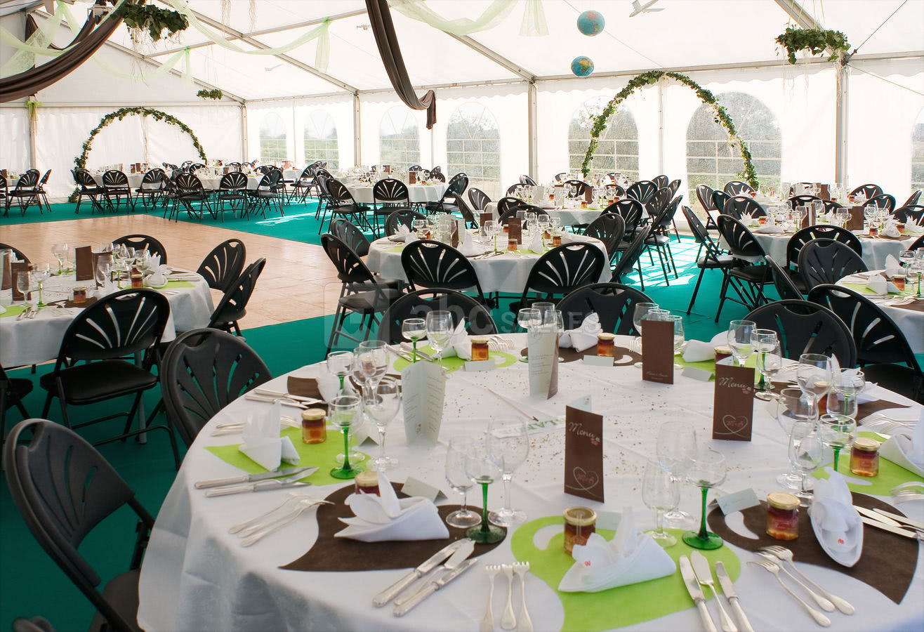 Tables sous chapiteau