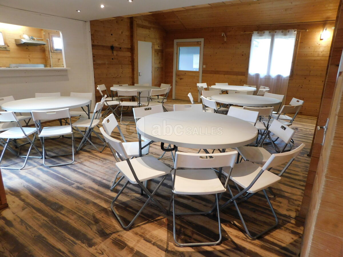 Les Chalets De L'Oust,  réception avec 6 tables rondes