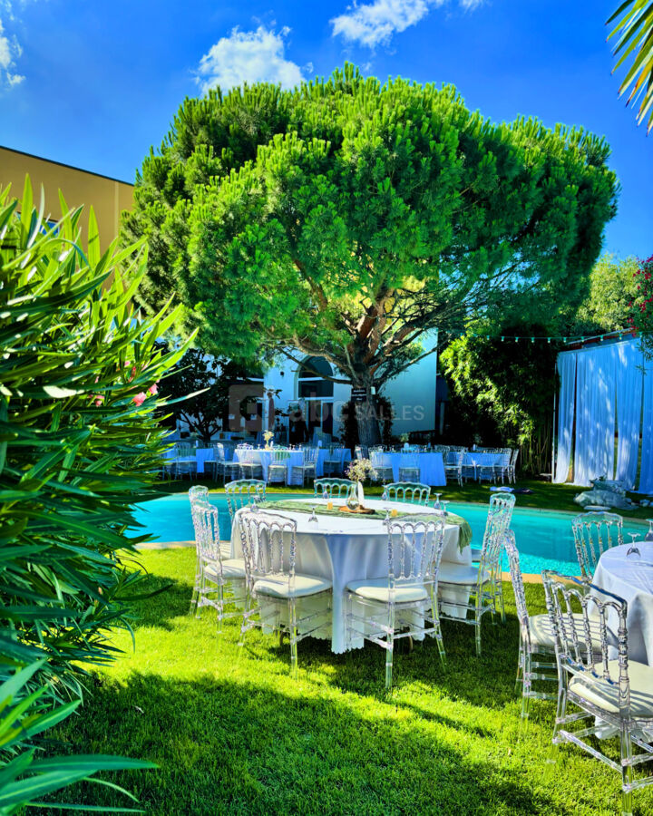 Tables rondes autour de la piscine