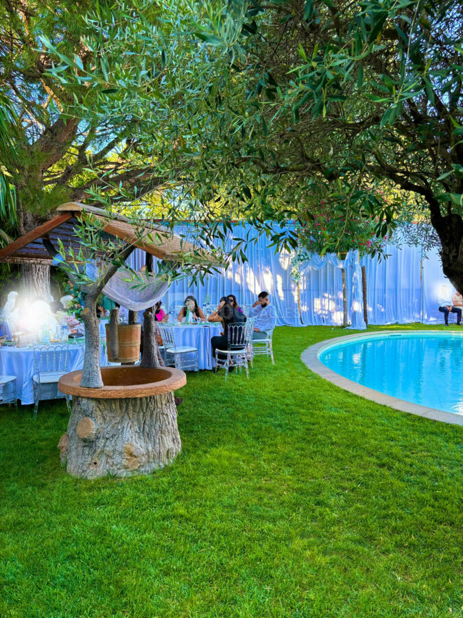 Jardin avec tables autour de la piscine