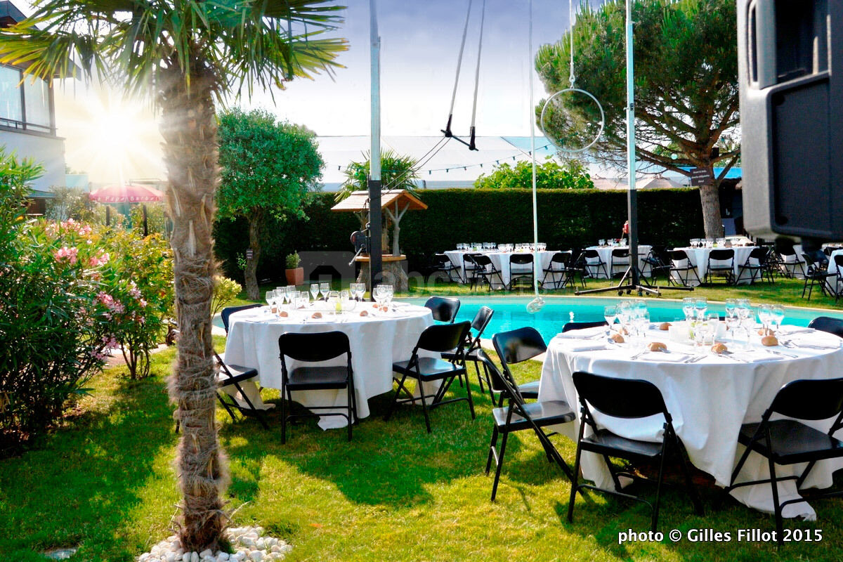 Repas autour de la piscine en journée