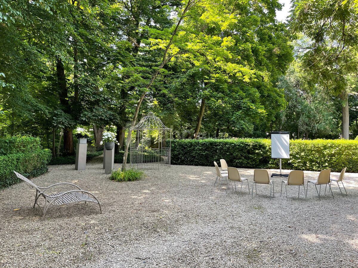 Réunion dans le parc du Château